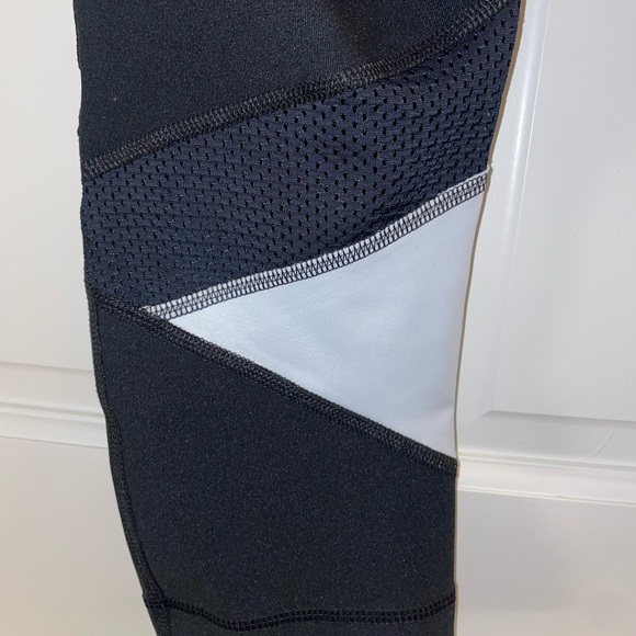 90 Degree by Reflex Capri Leggings - Picture 4 of 5